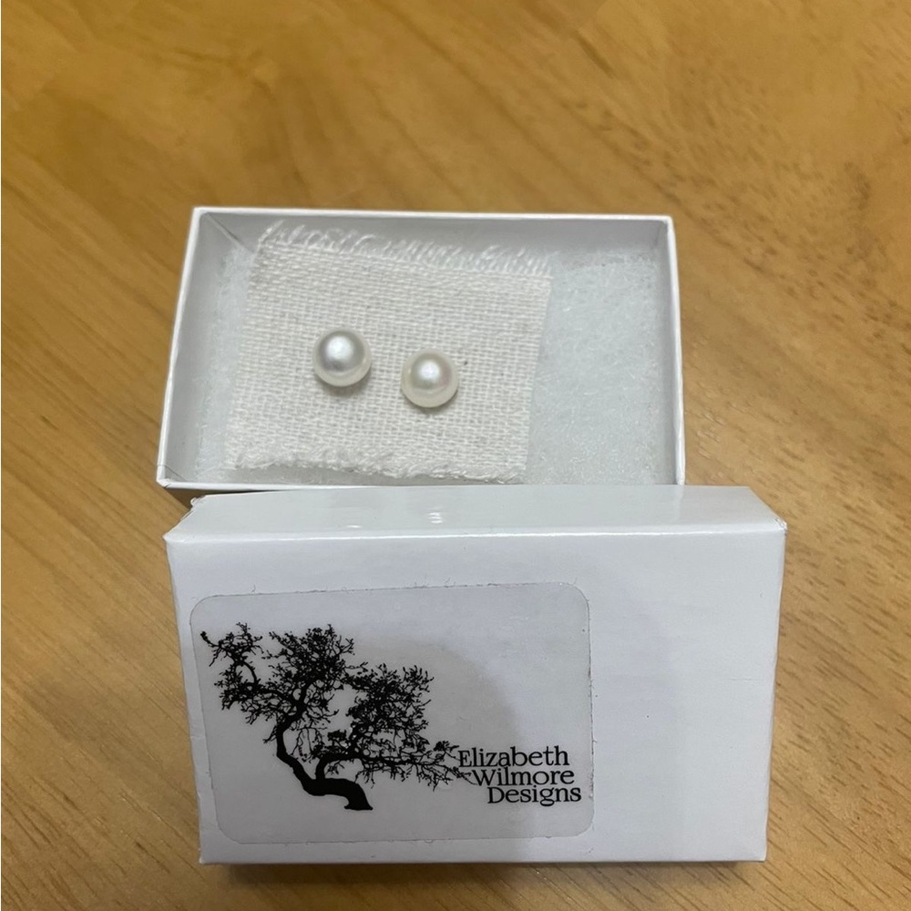 Pearl stud earrings NWT